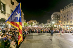 Concentració multitudinària a Sabadell per l'alliberament de Cuixart i Sànchez 